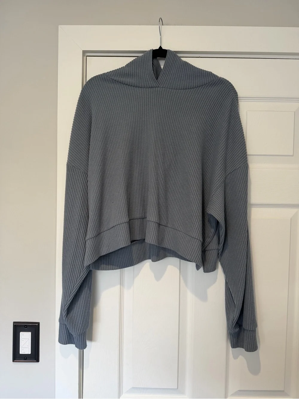Auth. ✅ ALO Yoga Muse Crop Hoodie in “Steel Blue” Size Large 🩶💙